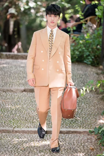 Look 28